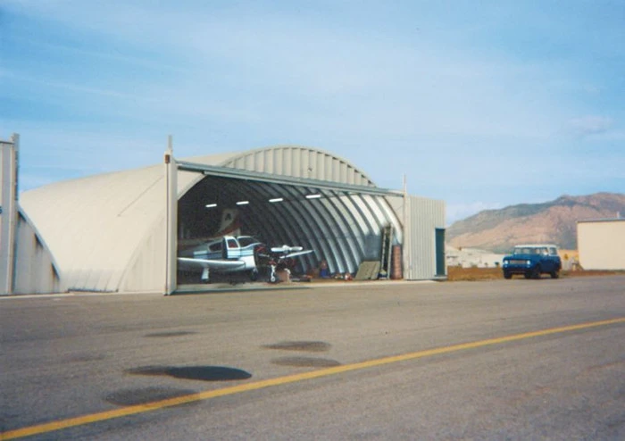 Hangar van staalconstructie